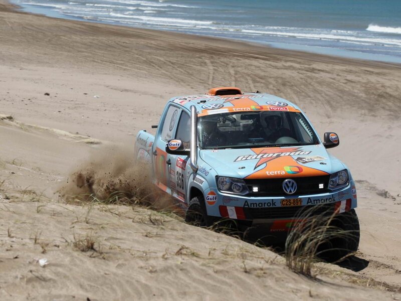 Rally Truck on Beach — Blue