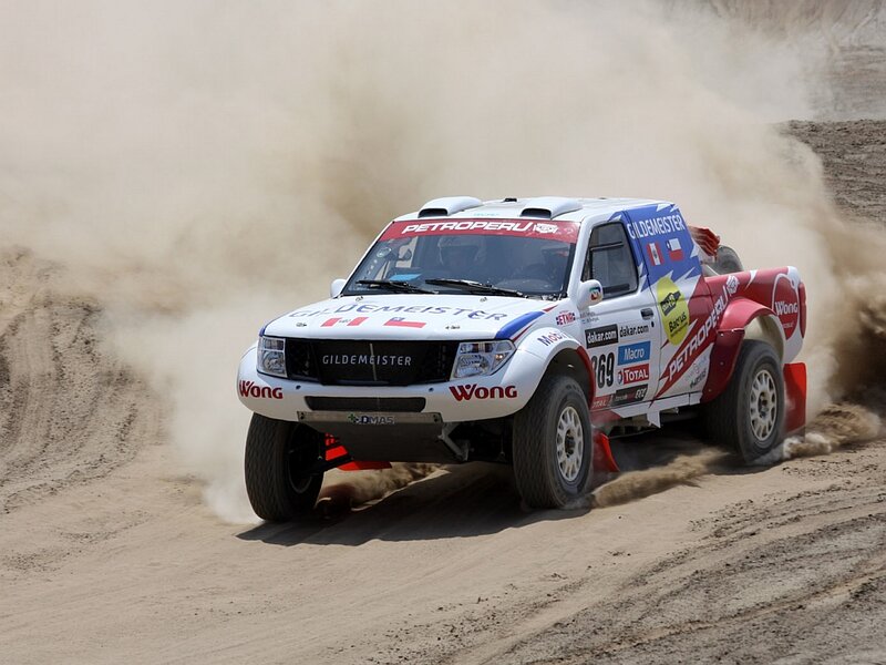 Rally Truck on Dirt — White, Dynamic