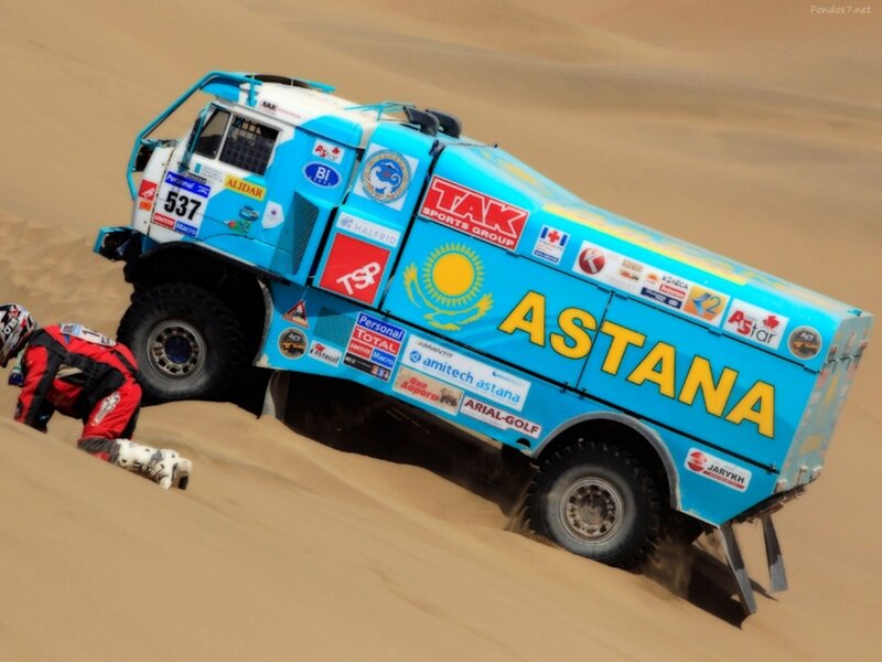Rally Truck on Sand Dune — Blue