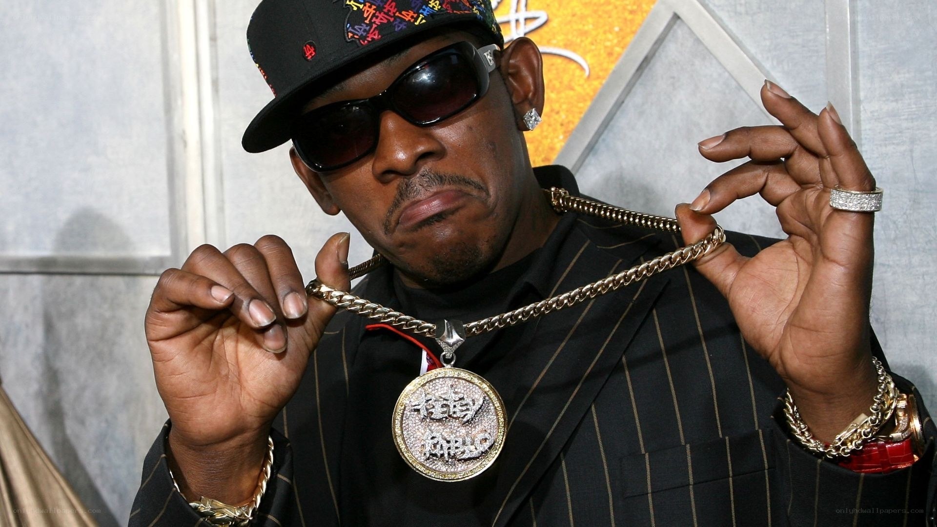 rapper with gold chain