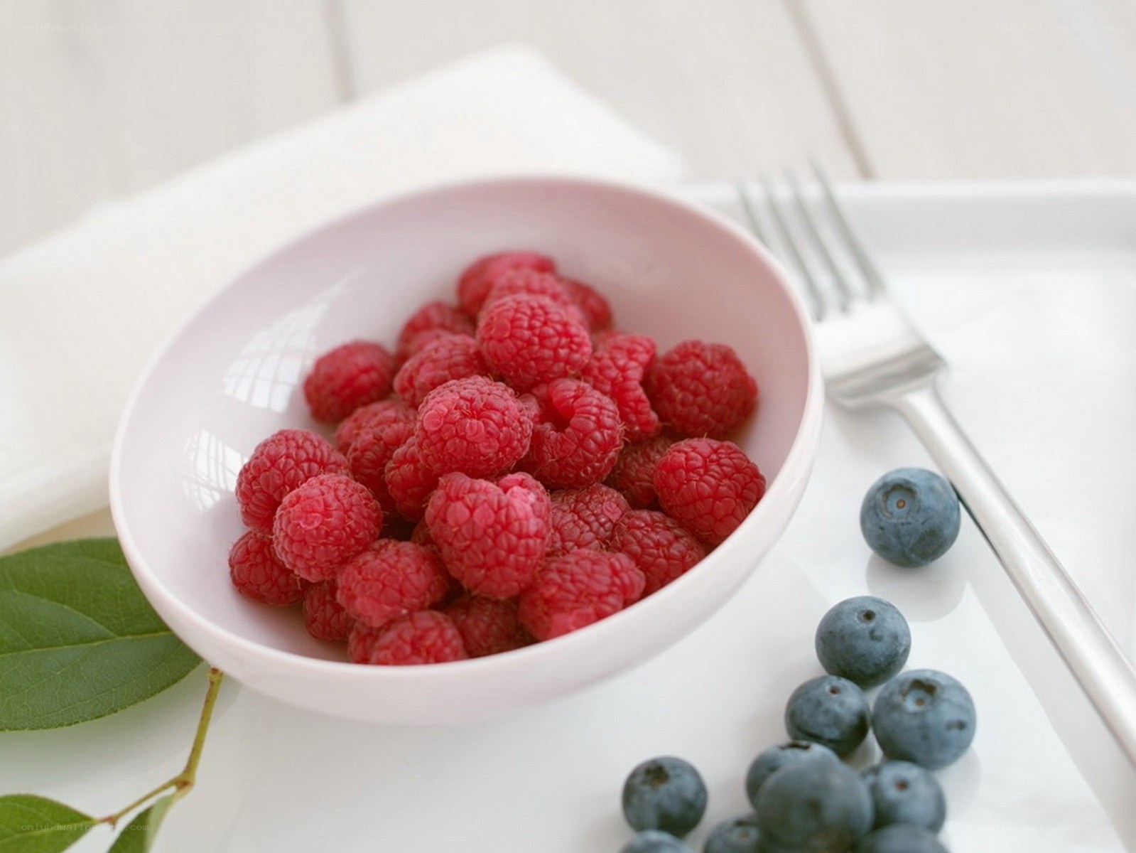 Raspberries and blueberries in a bowl