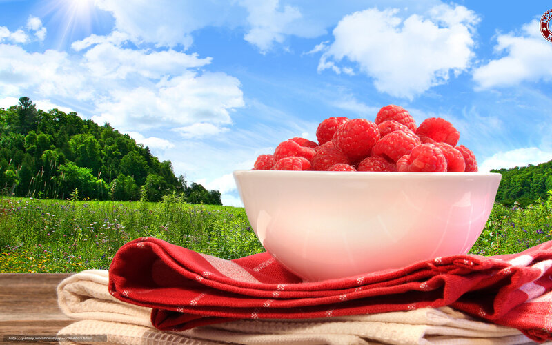 Raspberries in a bowl