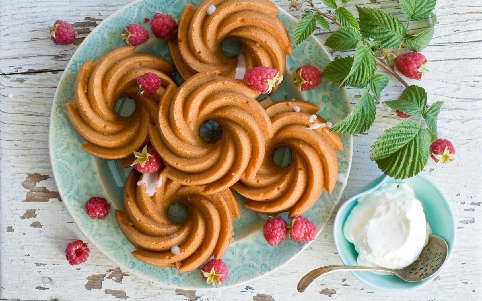 Raspberry bundt cakes with cream