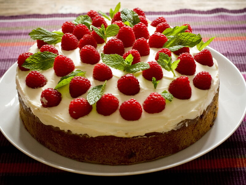 Raspberry Cake with Mint — White