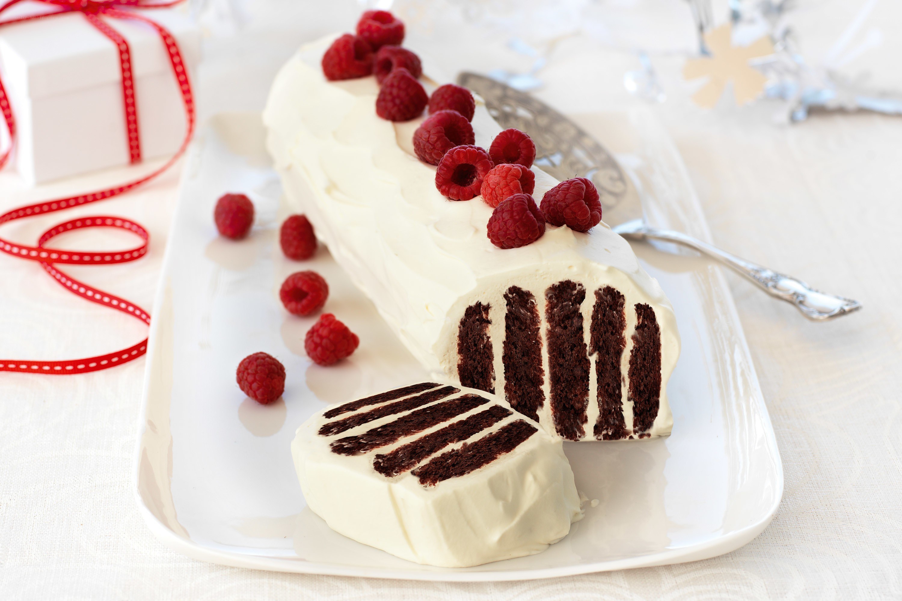 raspberry chocolate cake roll