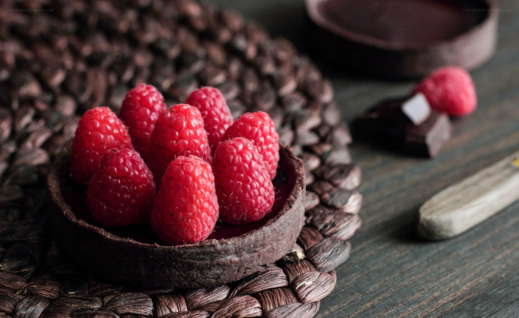 Raspberry tart with chocolate crust