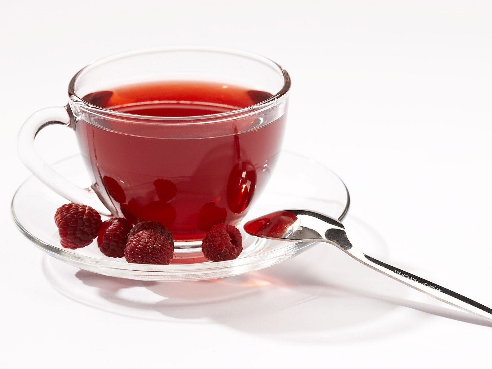 raspberry tea in glass cup
