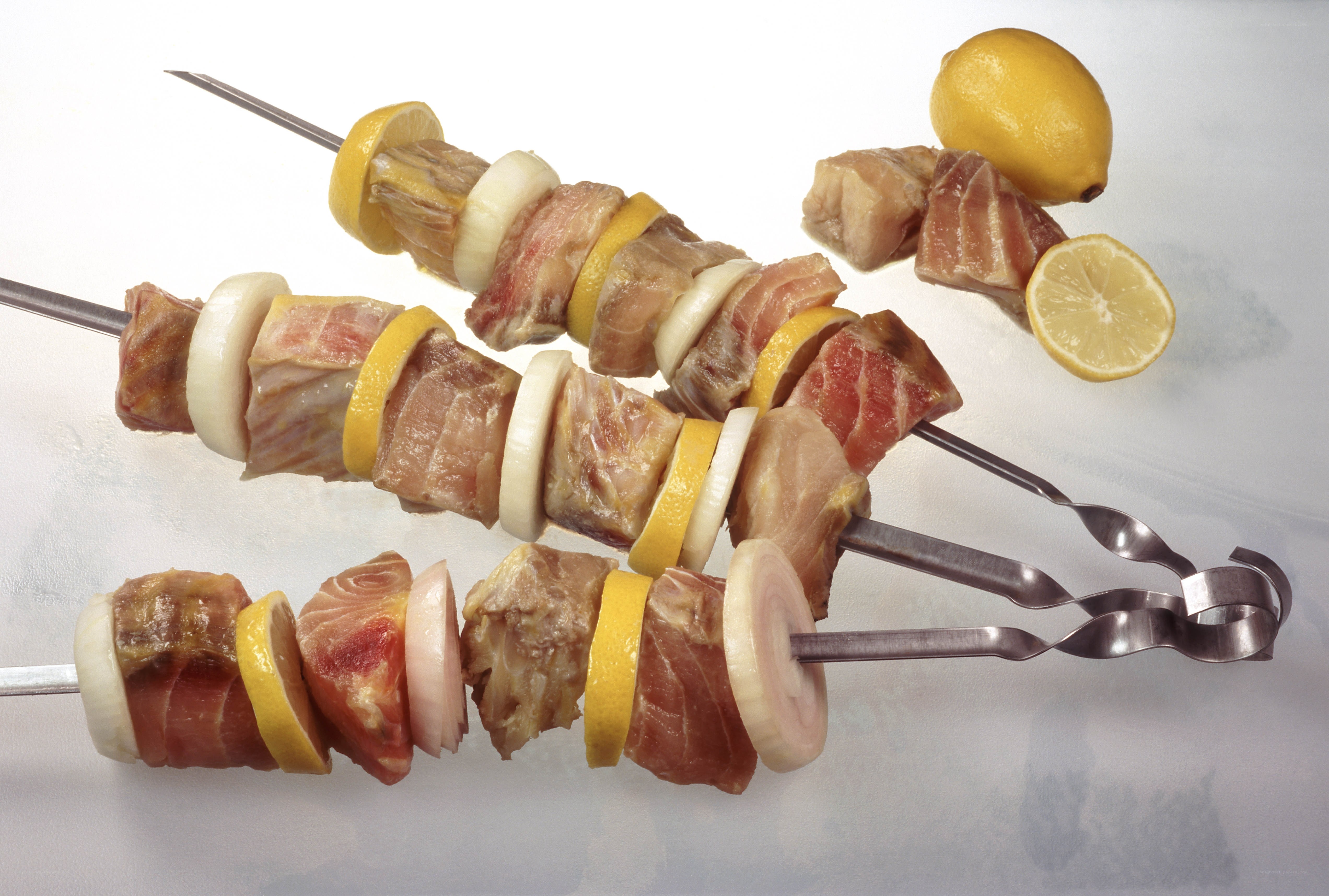 Raw meat skewers with lemon