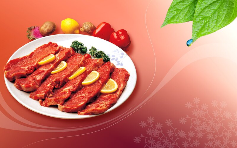 Raw meat with lemon slices