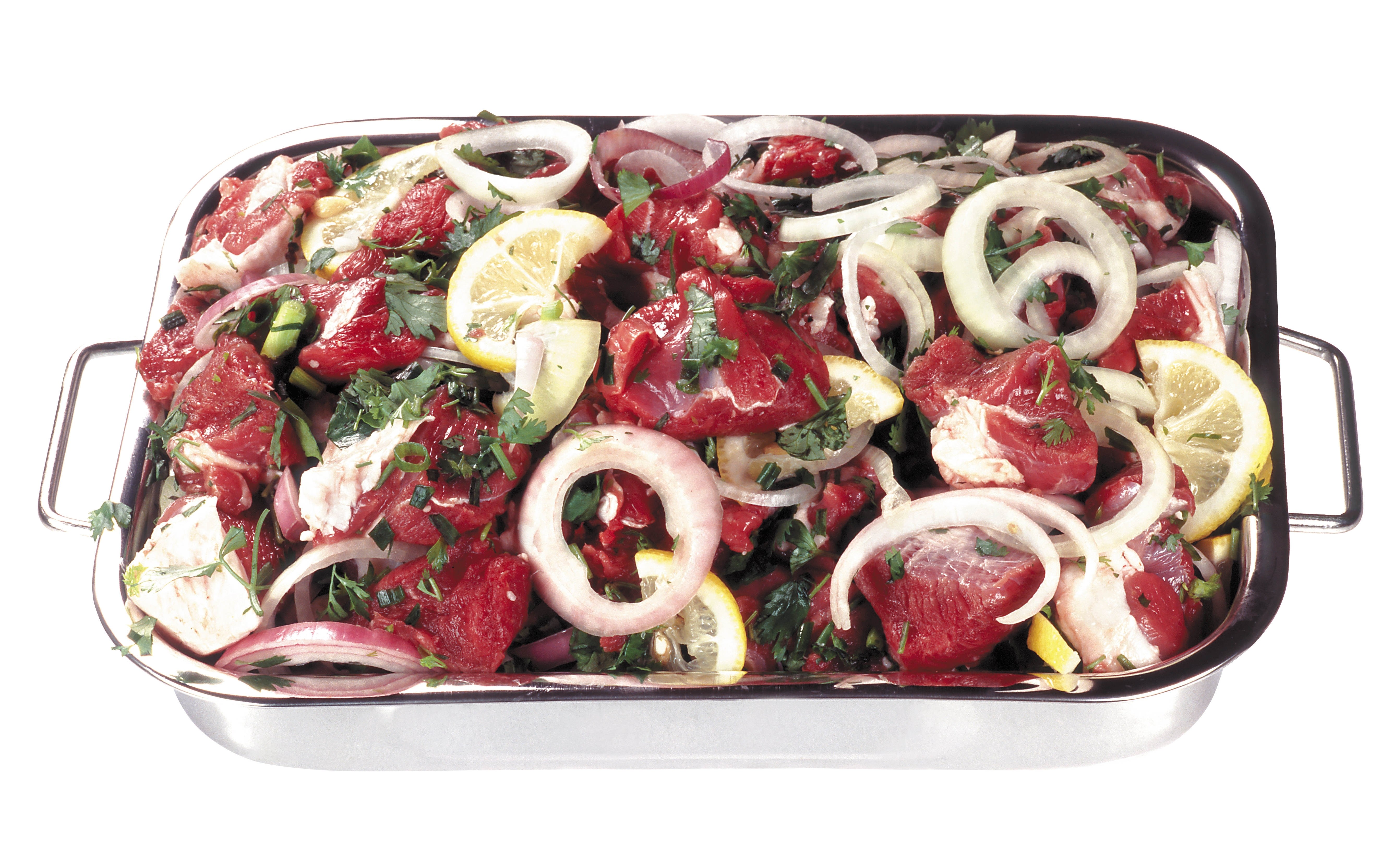 raw meat with onions and lemon
