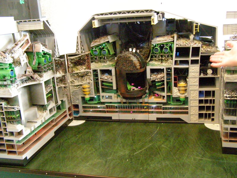 Reactor model with internal components
