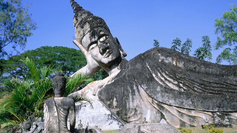 Reclining Buddha statue