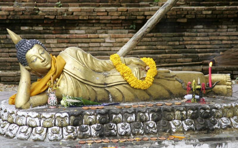 Reclining Buddha statue