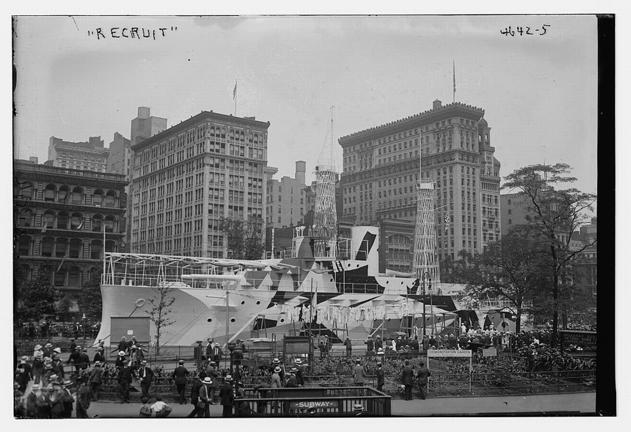 Recruit ship display in city