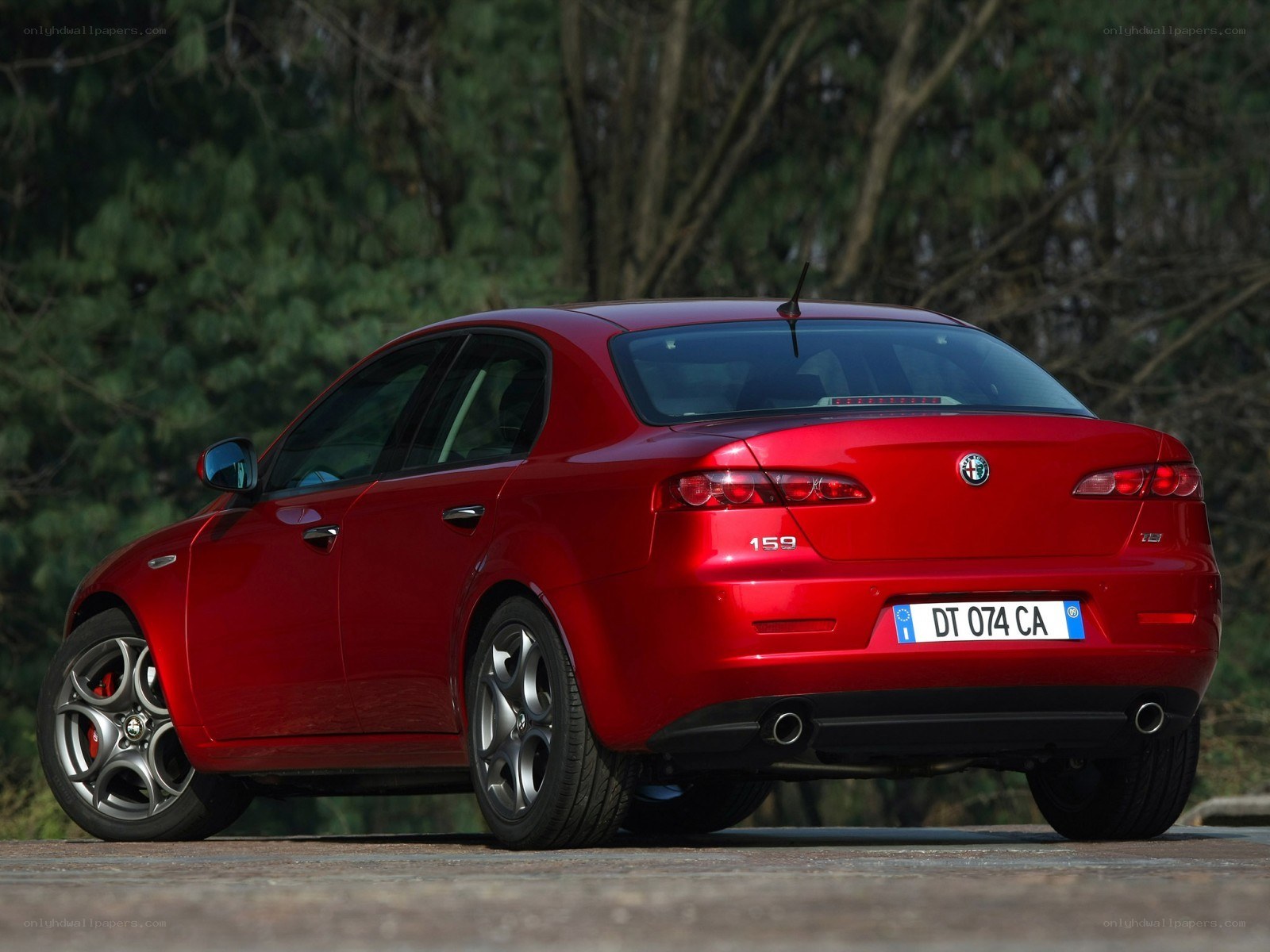 red alfa romeo 159