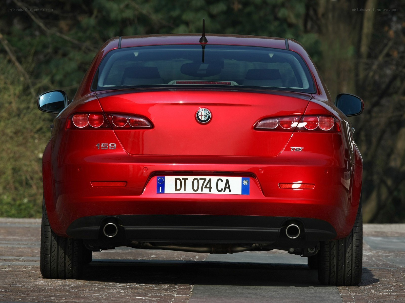 red alfa romeo 159
