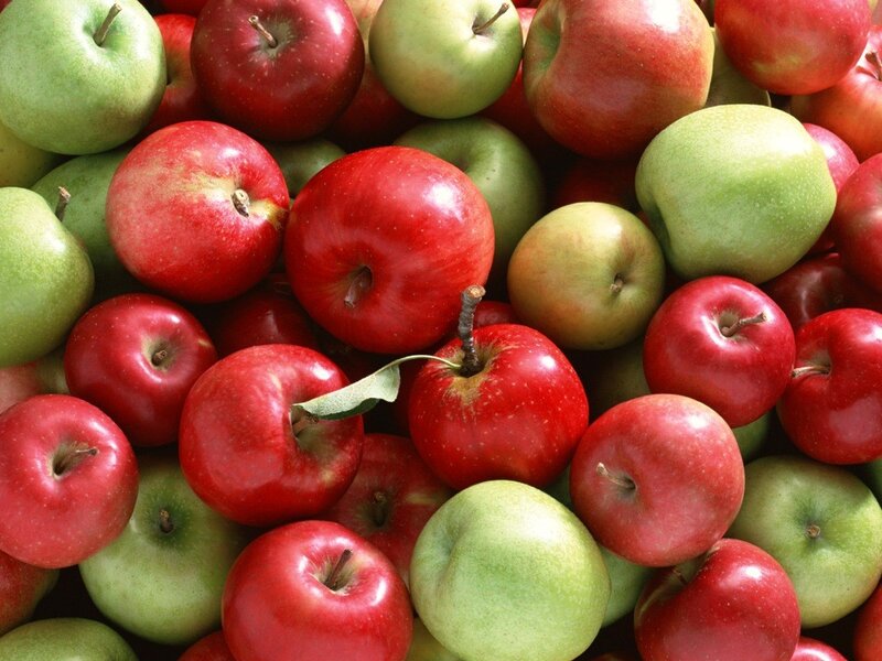 Red and green apples in a pile