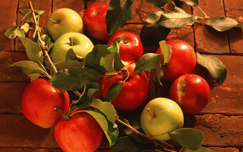 Red and Green Apples — Natural, Photograph