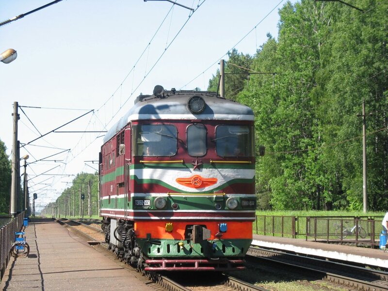 Red and Green Train — Calm