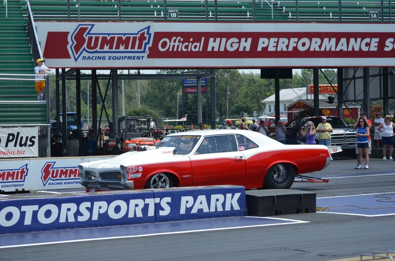 Red and White Drag Car — Active