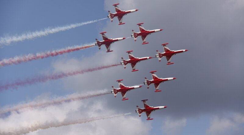 Red and White Jets — Dynamic