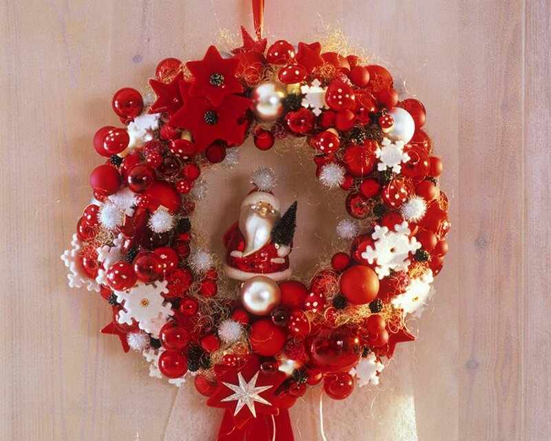 Red and White Wreath — Festive