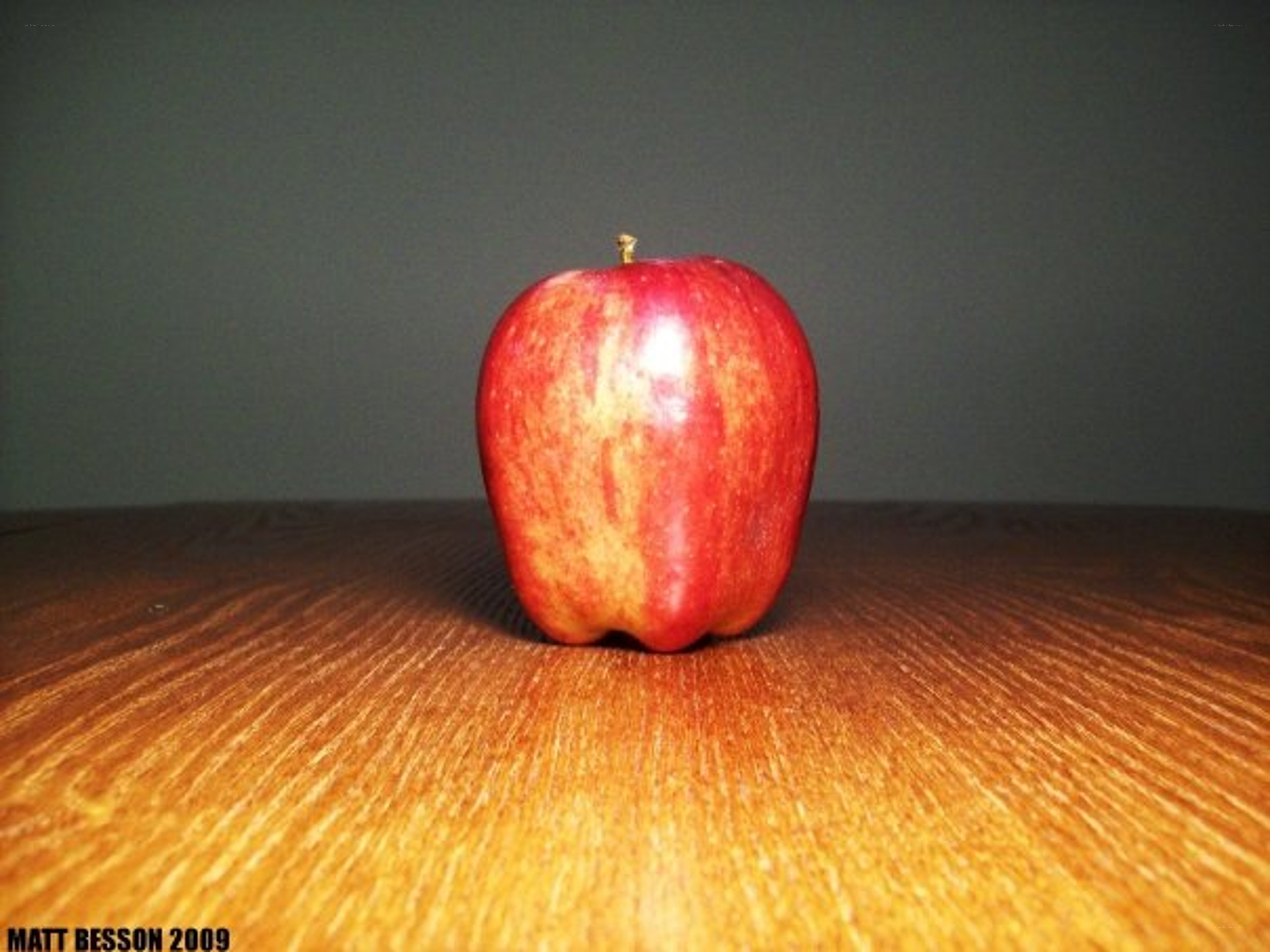 Red apple on wooden table