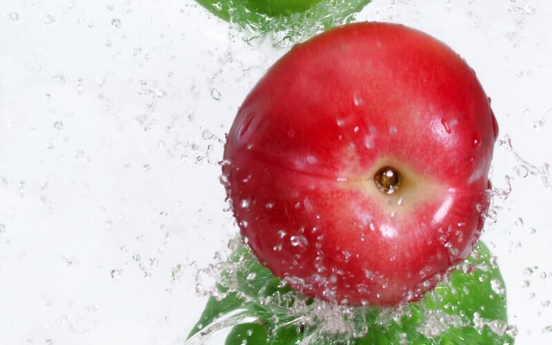 red apple splashing in water