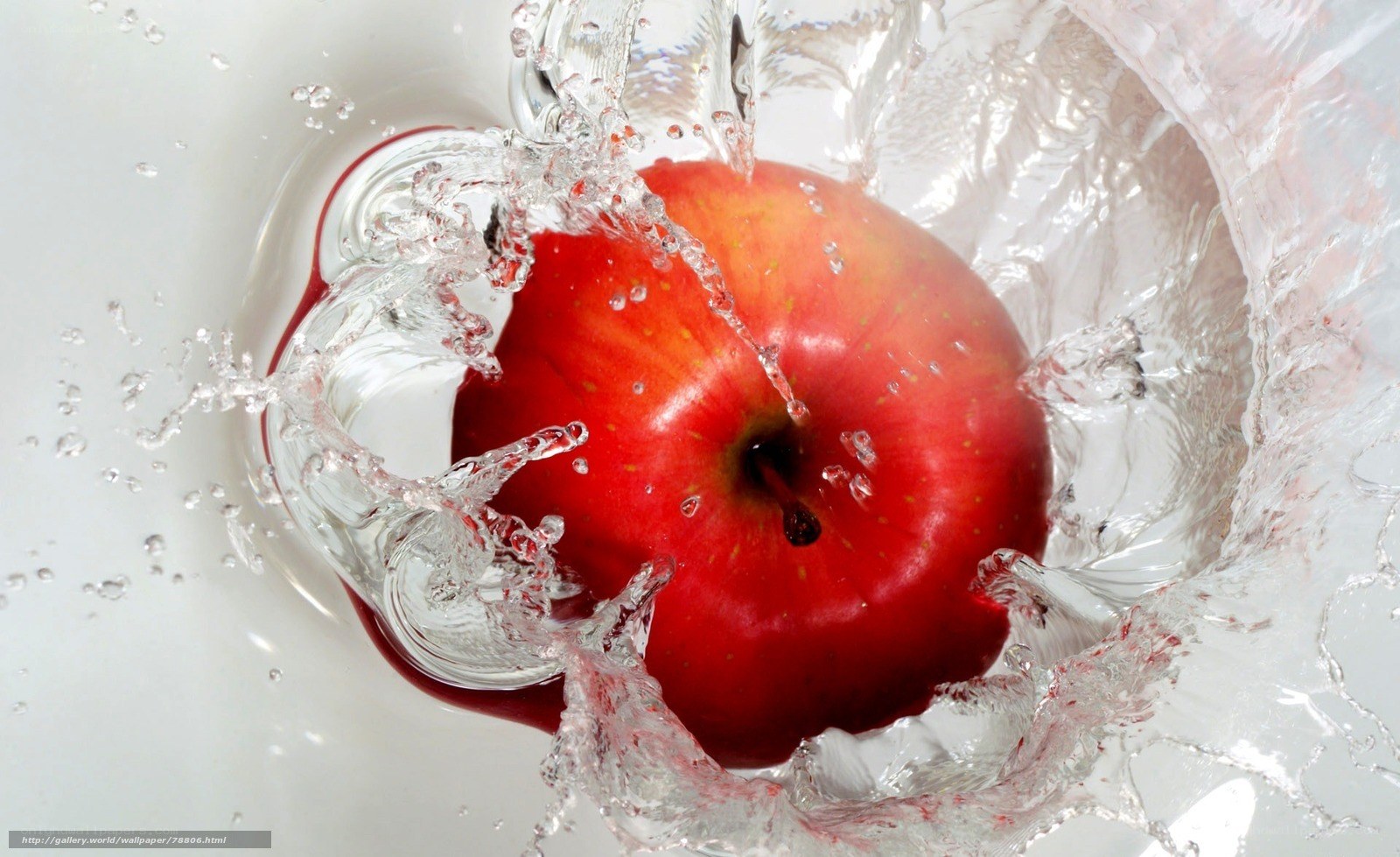 red apple splashing in water