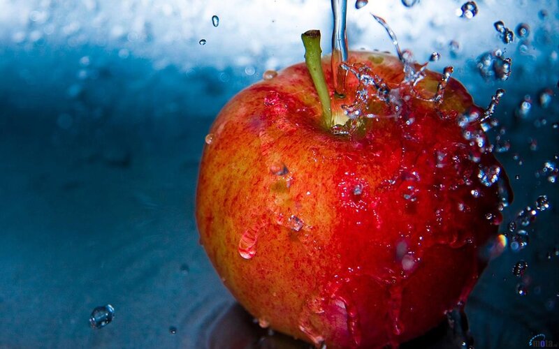 Red Apple under Water — Dynamic