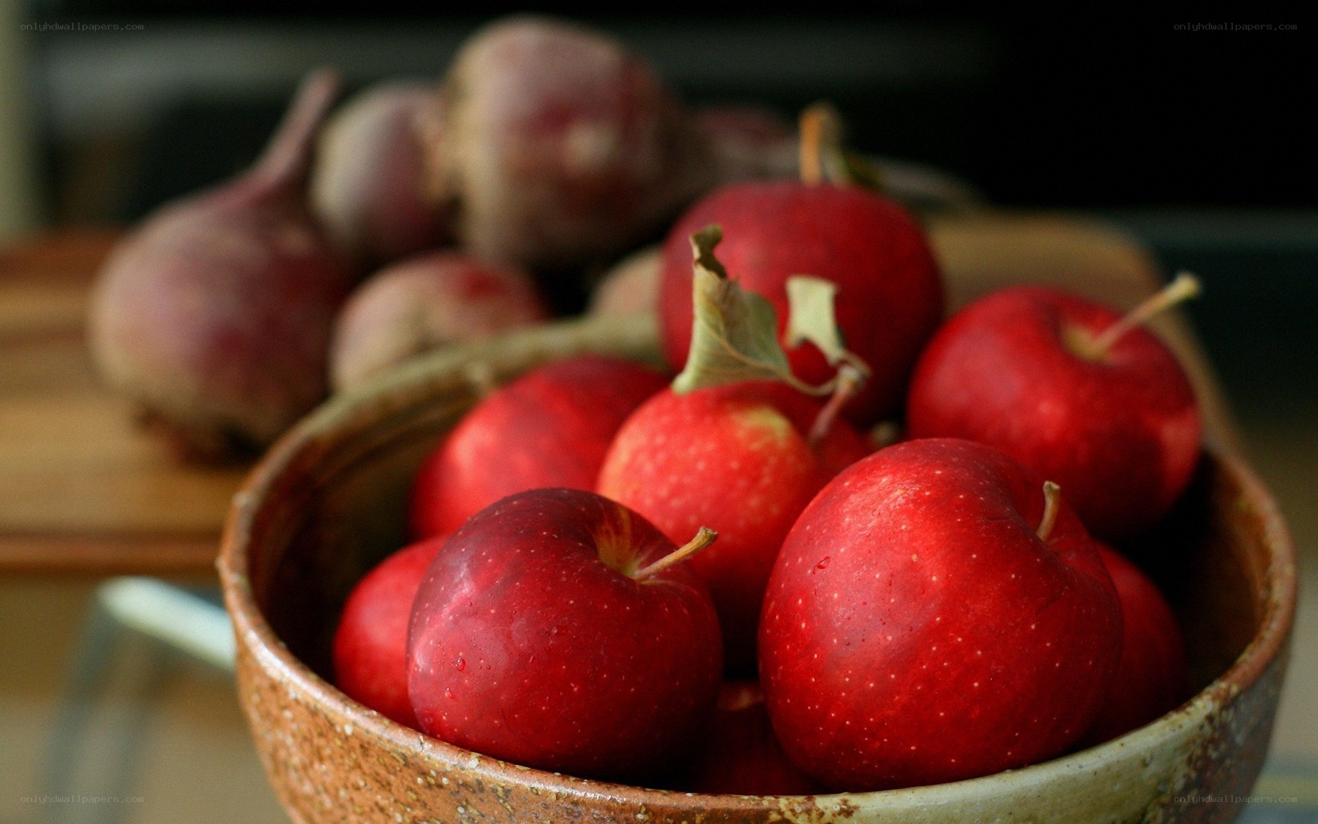 Red apples in a bowl