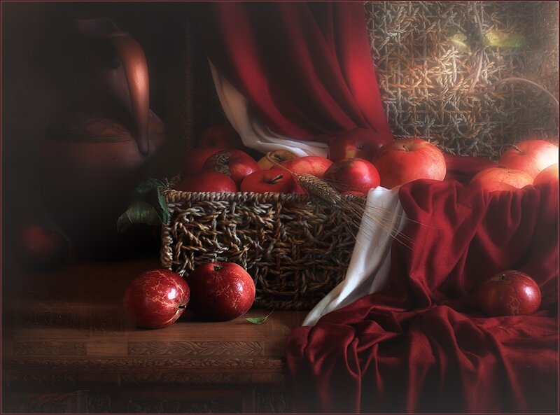 Red Apples in Basket — Dramatic, Photograph