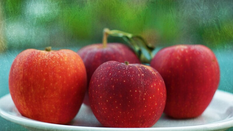 Red Apples on a Plate — Calm