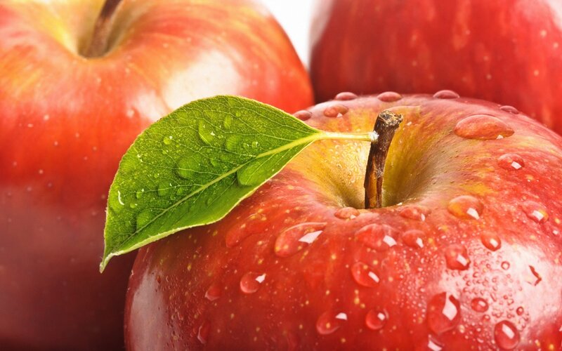 Red Apples with Leaf — Fresh