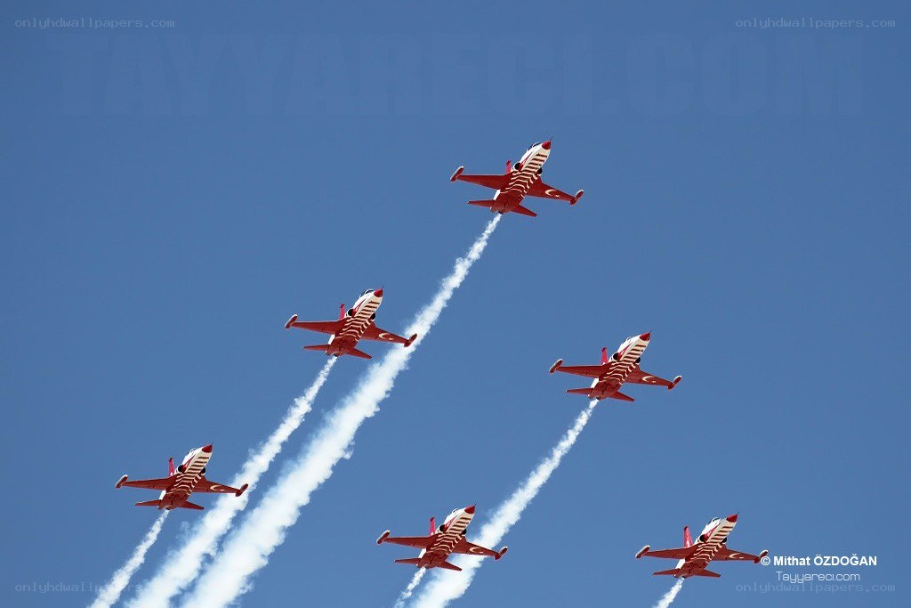 Red Arrows in formation