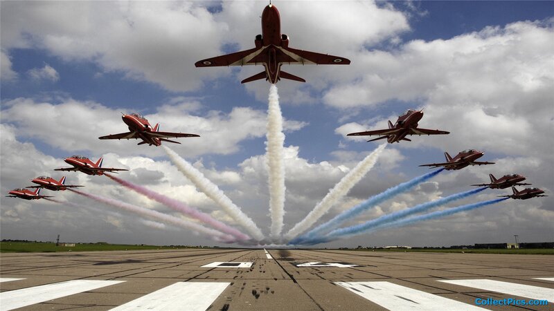 Red Arrows Jet Formation — Dramatic