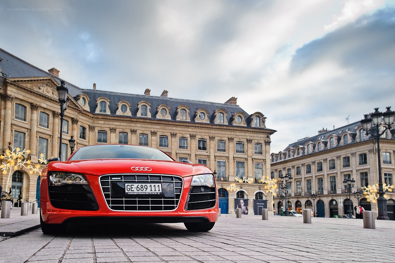 Red Audi R8 in Paris