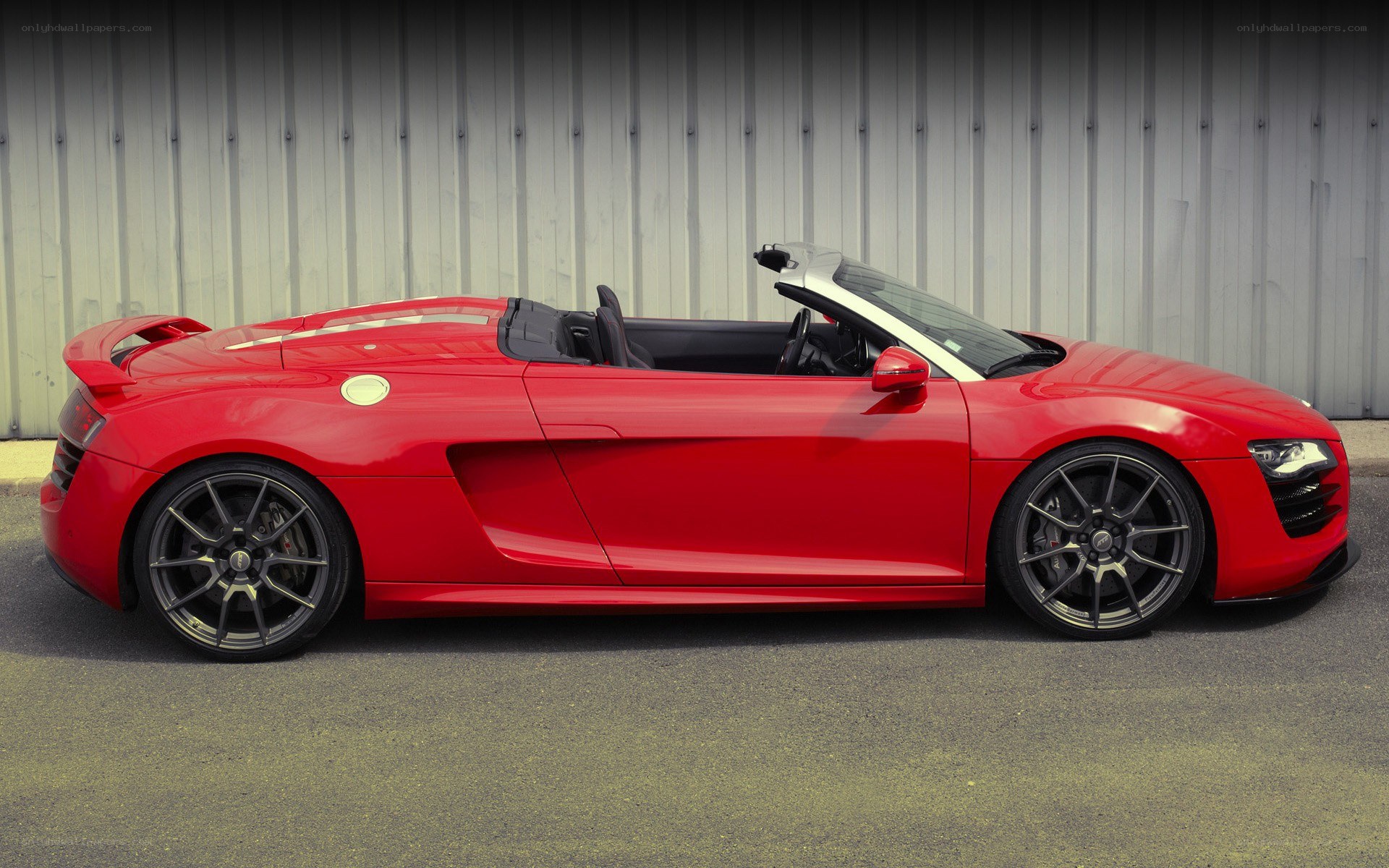 Red Audi R8 Spyder