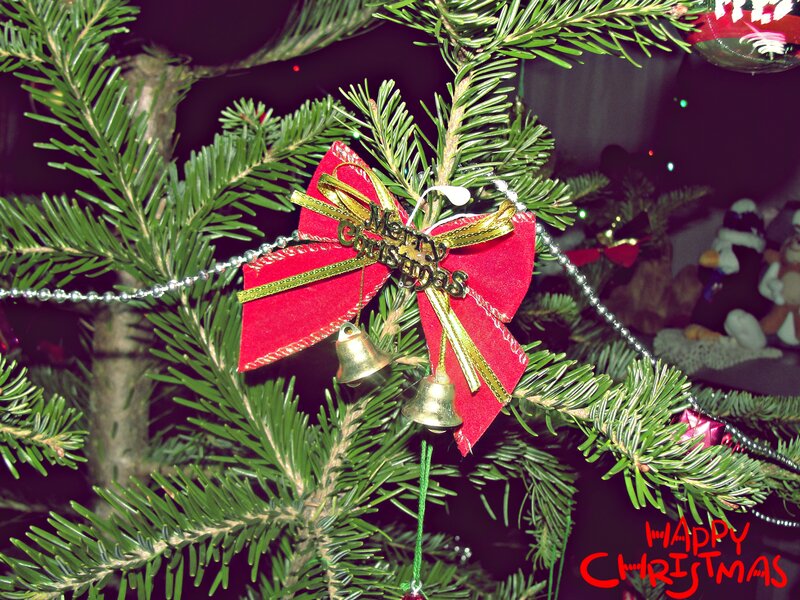 Red Bow on Tree — Green