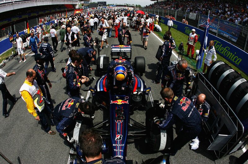 Red Bull pit stop during race