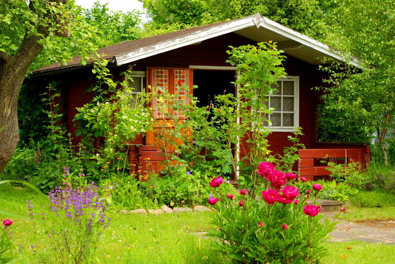 Red Cabin in Garden — Green