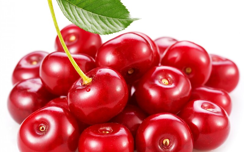 Red Cherries with Leaf — Fresh, Photograph