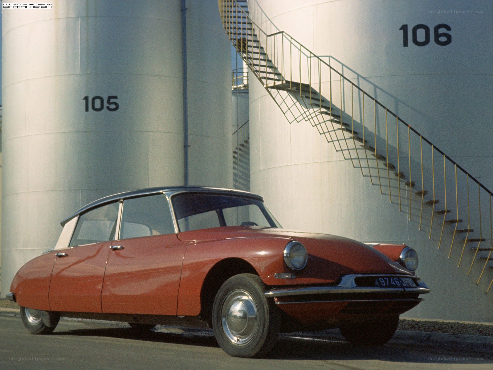 Red Citroën DS car