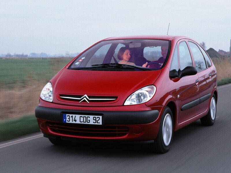Red Citroën Xsara Picasso in motion