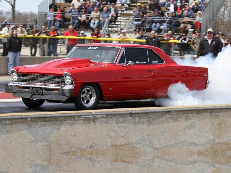 Red Classic Car — Dynamic