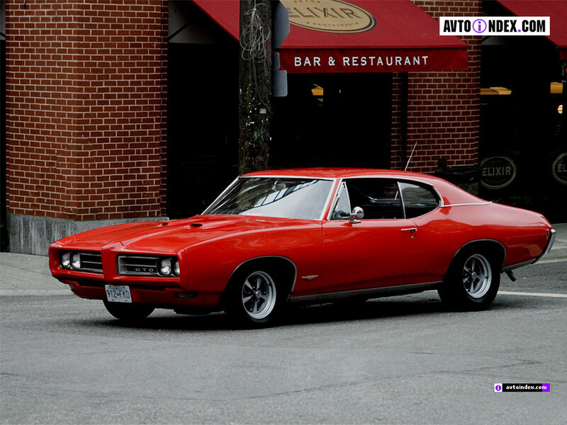 Red Classic Muscle Car — Urban