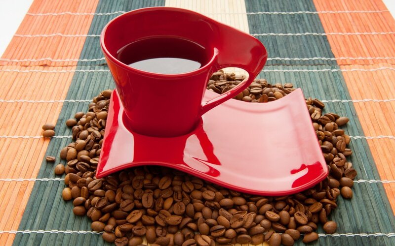 Red Coffee Cup on Beans — Calm, Photograph