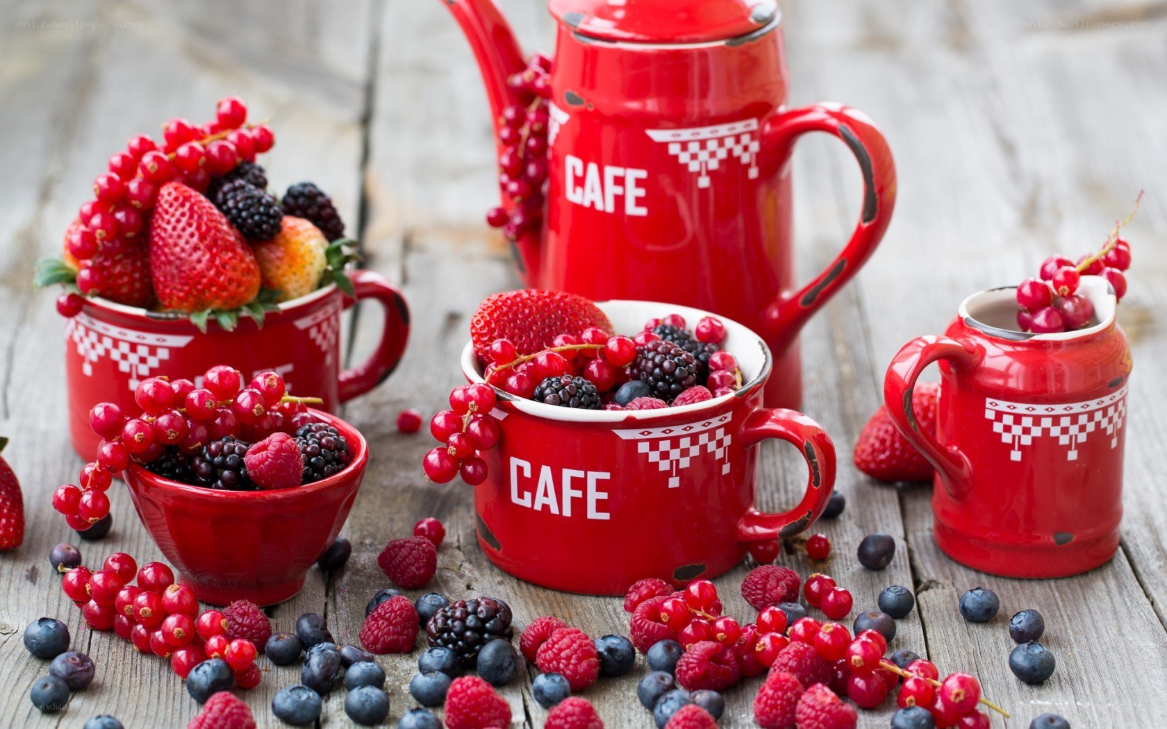 Red coffee set with berries