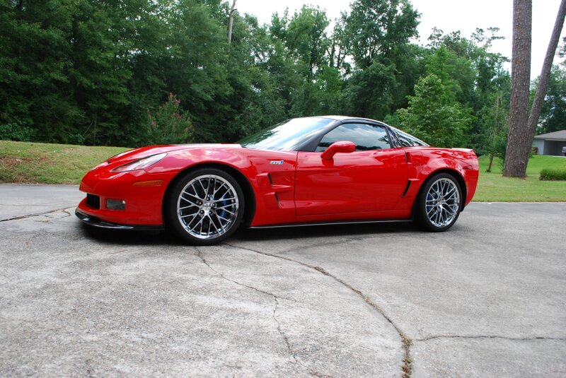 Red Corvette Zr1 — Calm