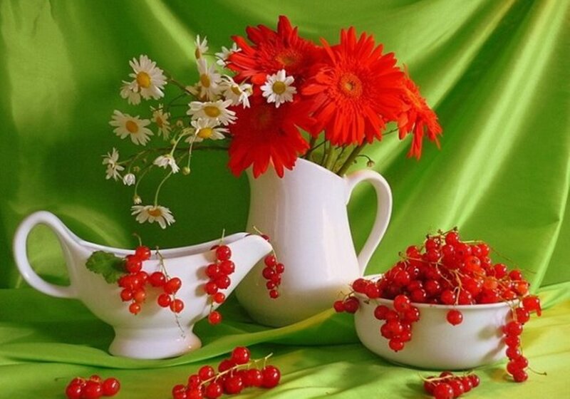 Red Currants and Flowers — Green